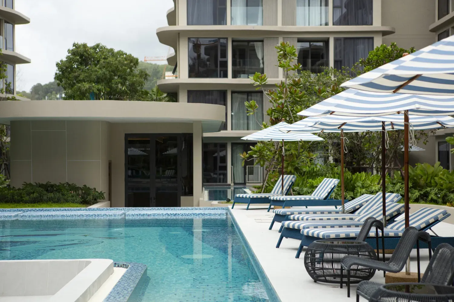在Choeng Thale的Bellevue Beachfront项目中，带泳池景观的单间公寓