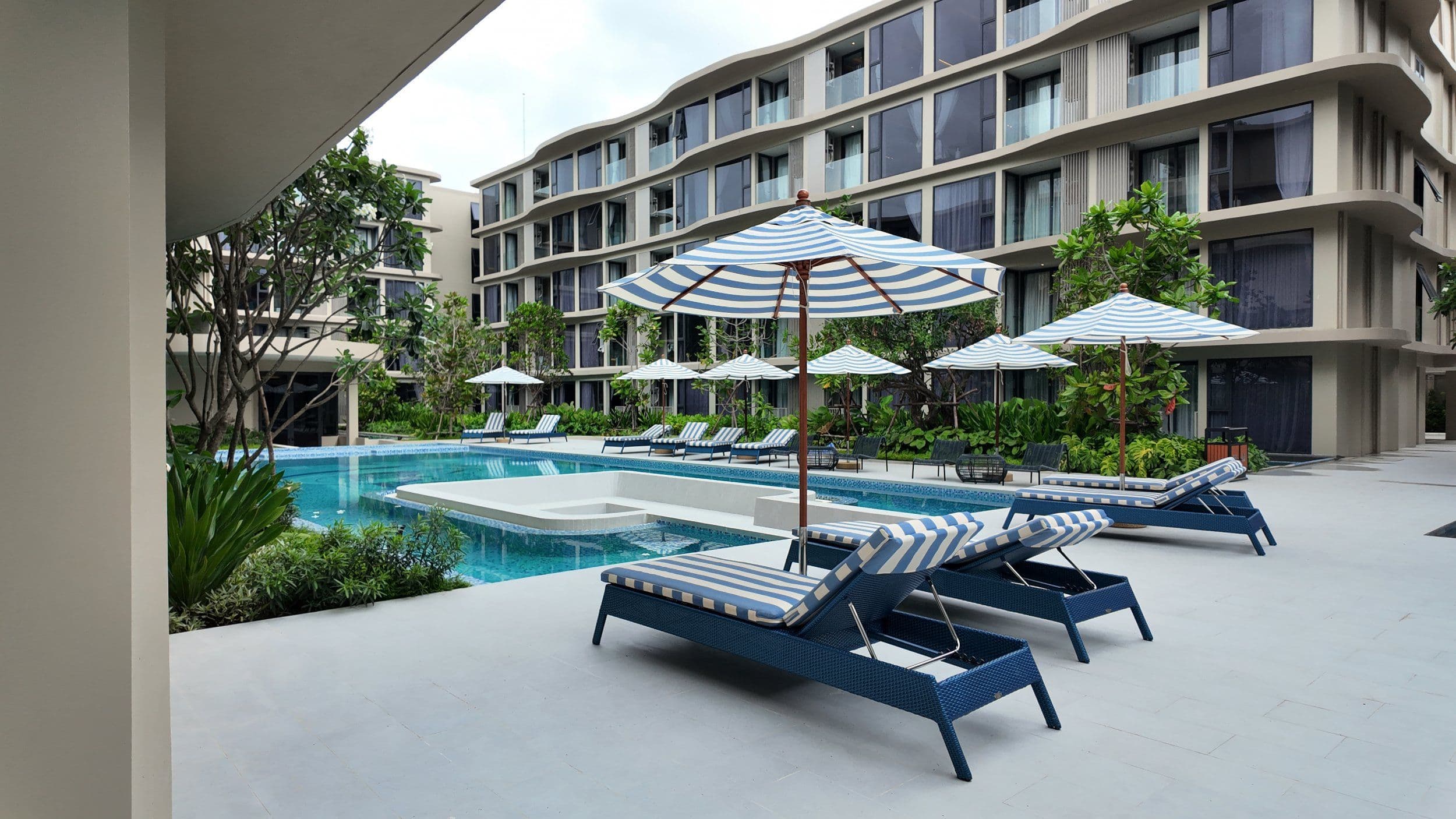 在Choeng Thale的Bellevue Beachfront项目中，带泳池景观的两居室公寓