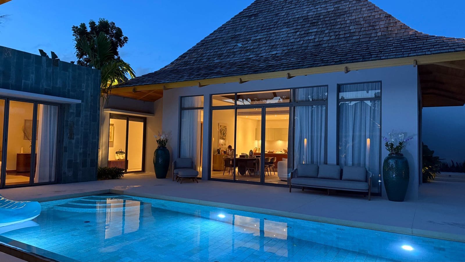Villa de luxe 4 chambres, avec vue sur la piscine dans le projet Anchan Flora, à Thep Krasattri.