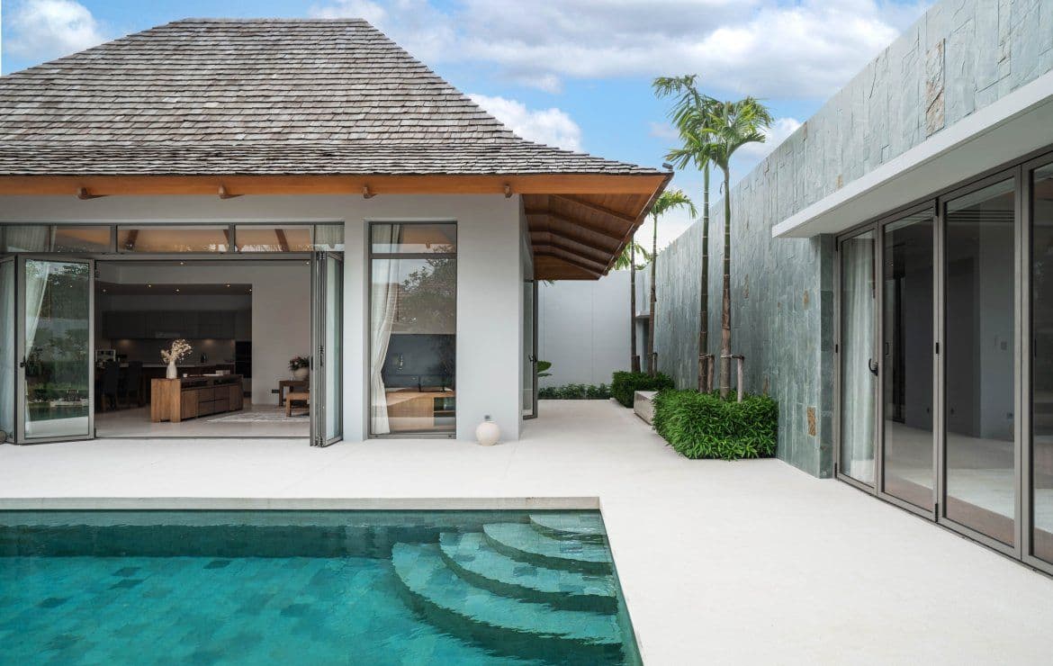 Villa spacieuse et confortable de 3 chambres, avec vue sur la piscine dans le projet Anchan Tropicana, sur la plage de Bangtao/Laguna (+ Revue vidéo)